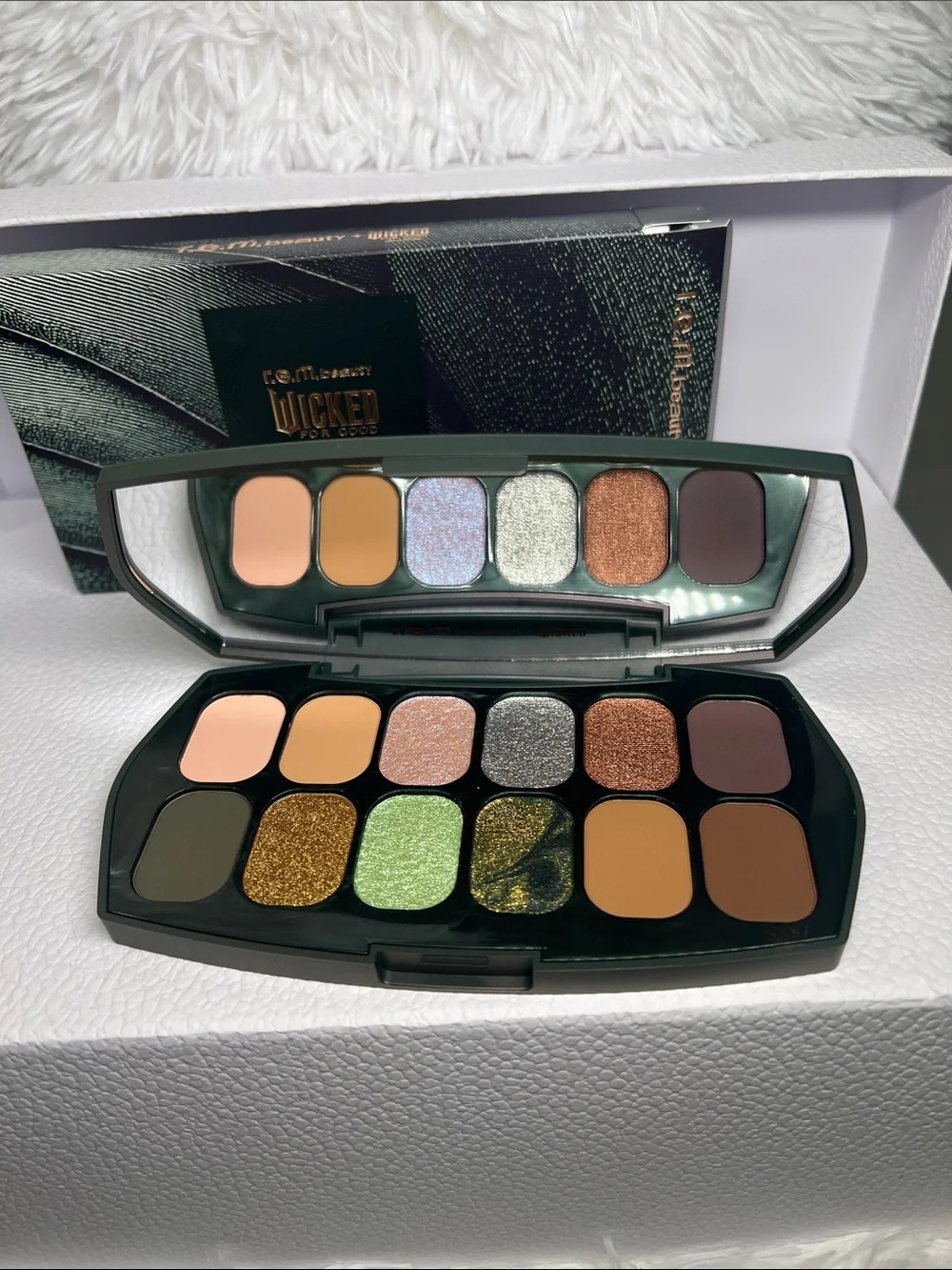 r.e.m. Beauty: Wicked For Good Eyeshadow Palette